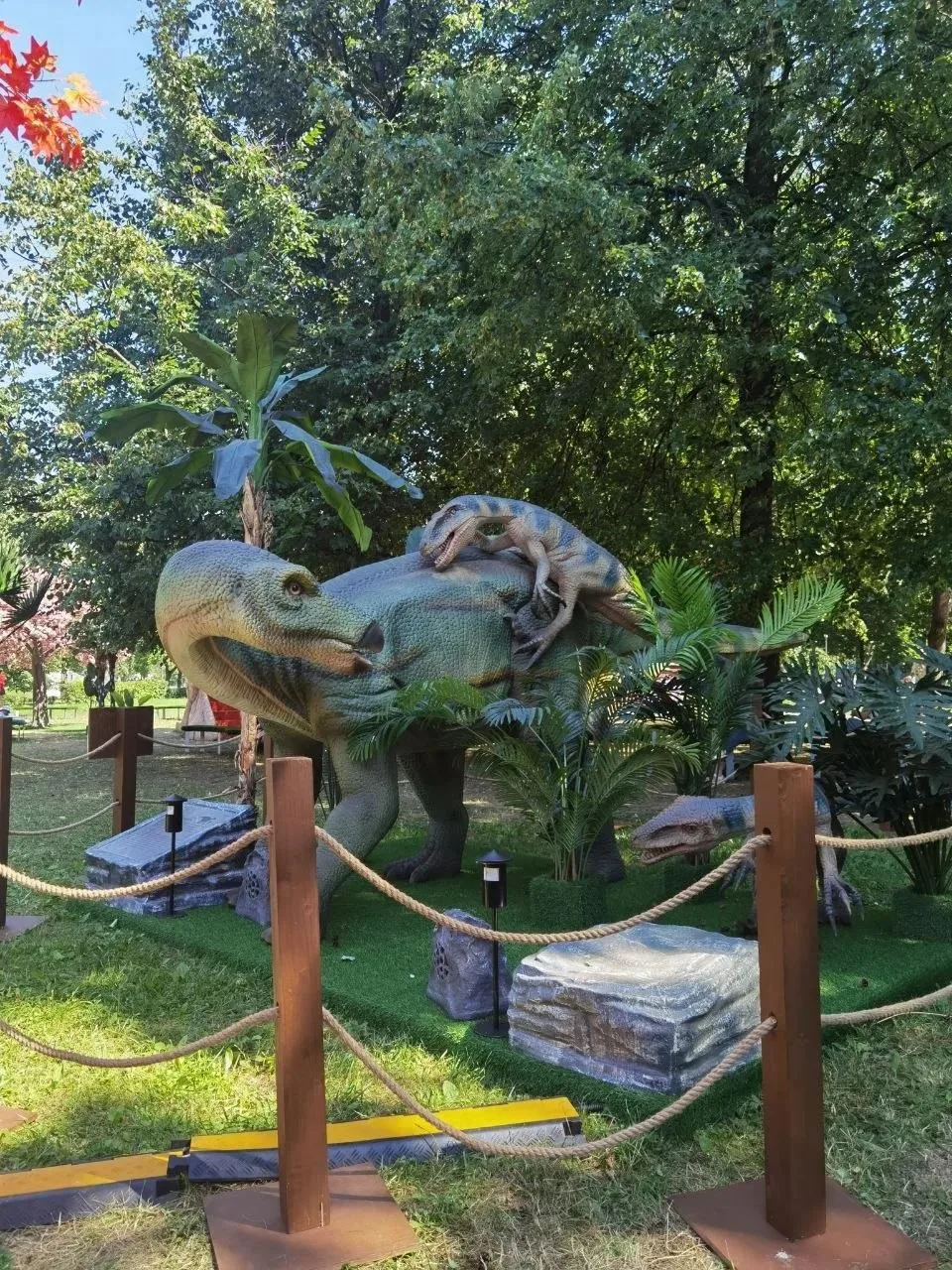👉 Куда сходить в Москве🚶

И ещё один «Парк юрского периода» в Москве. 
🌿 В парке «Сосенки» в Цари