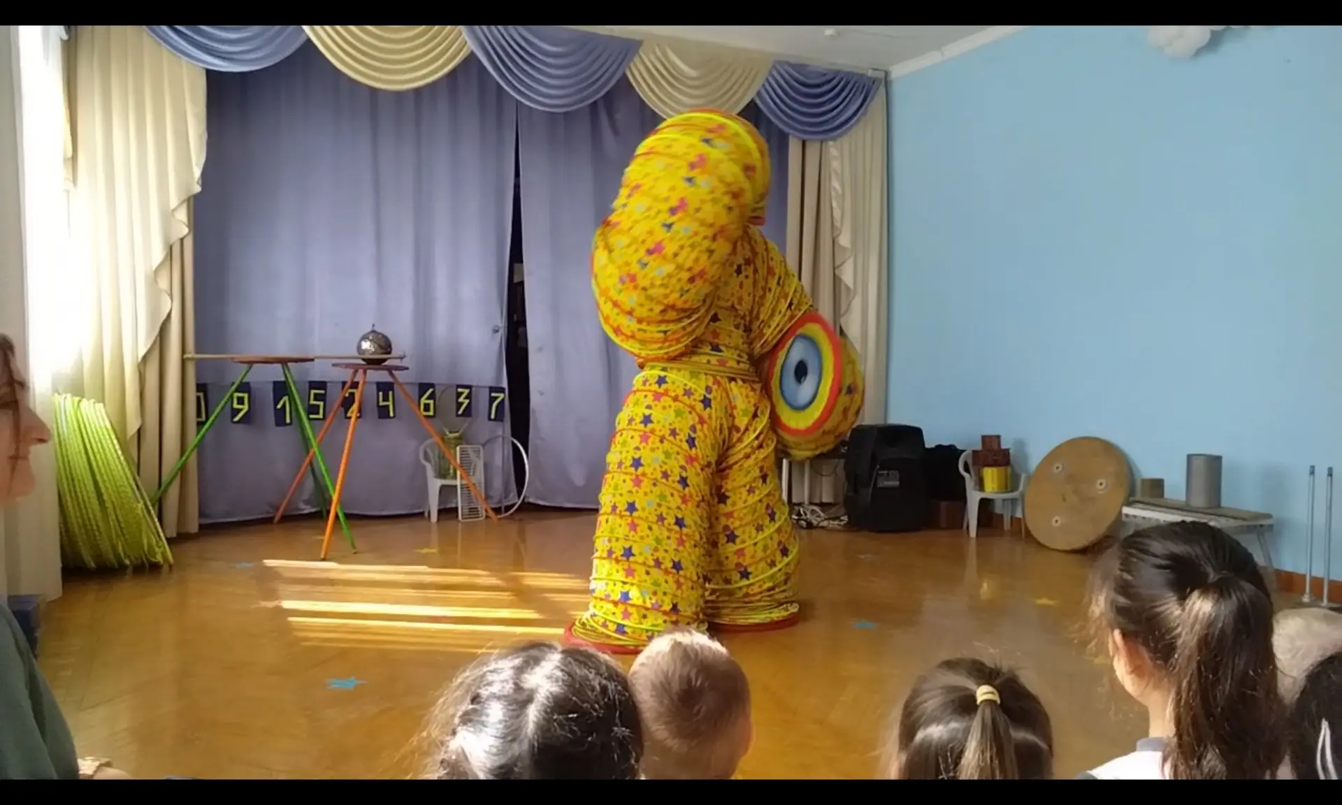 Сегодня наш детский сад превратился в настоящую цирковую арену, ведь к нам в гости приехал цирк «Гал