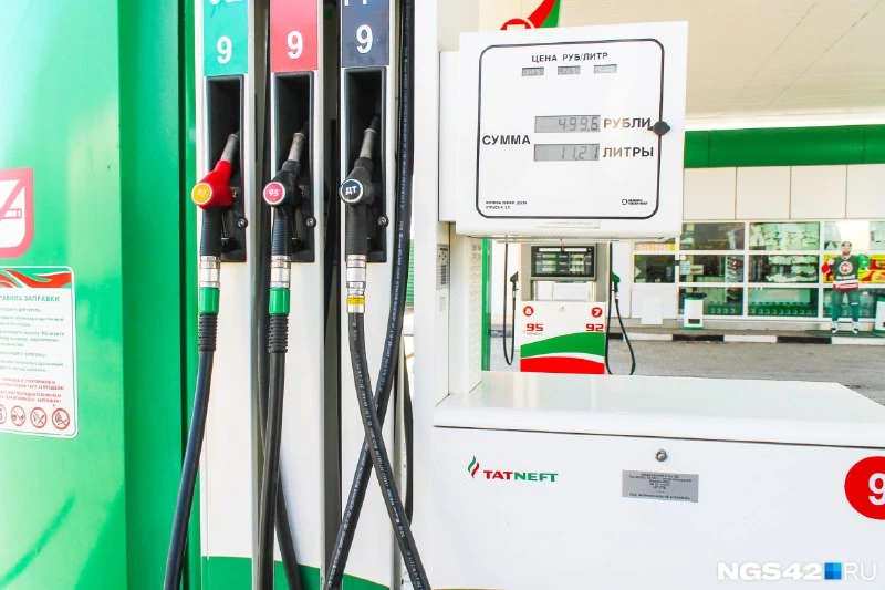 ⛽ Топливо в дефиците и стоимость прыгает? Посмотрели цены на разных АЗС в Кемерове

Стоимость бенз