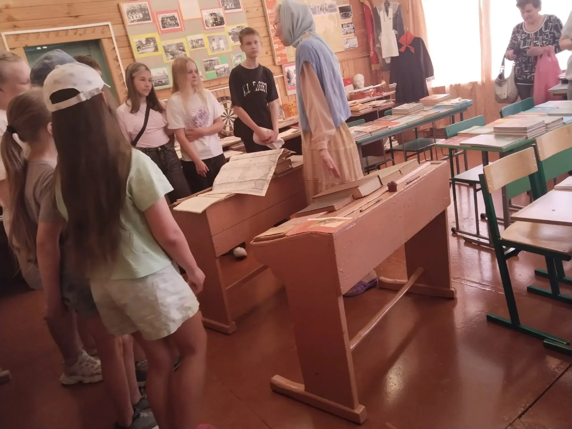 В нашем музее "История школьного образования в родном крае" снова посетители. Городские ребята пришл