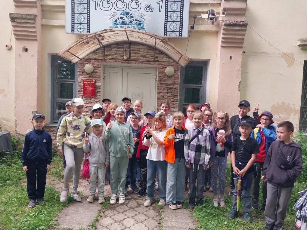 #ЛетоСПользой35 
📢Воспитанники лагеря посетили кинотеатр "1000 и один фильм" и посмотрели мультфиль