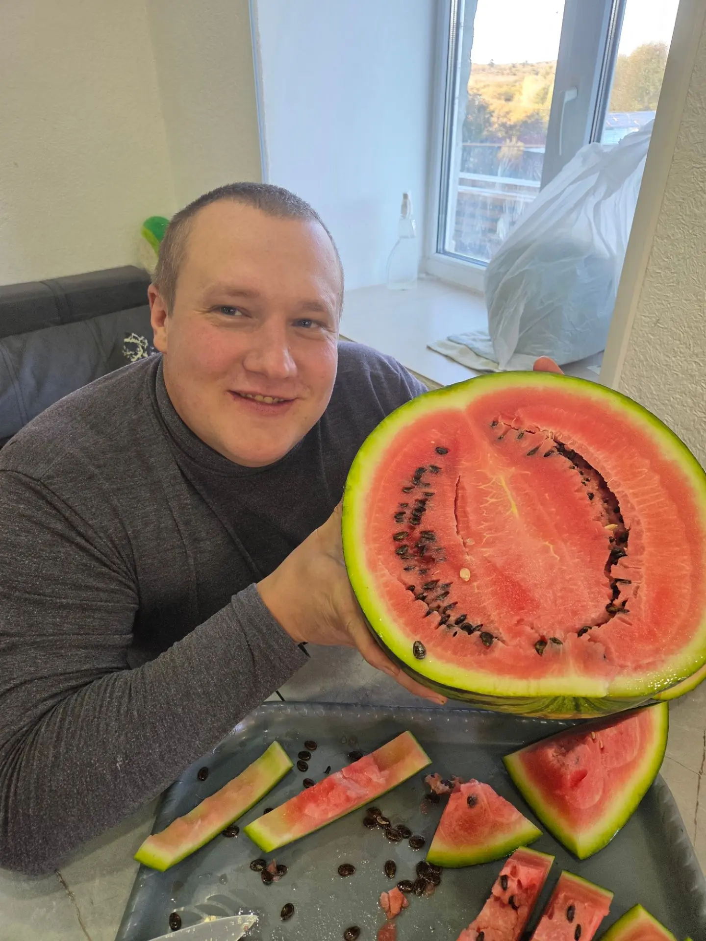 Иван доволен очередному удавшемуся эксперименту 🍉