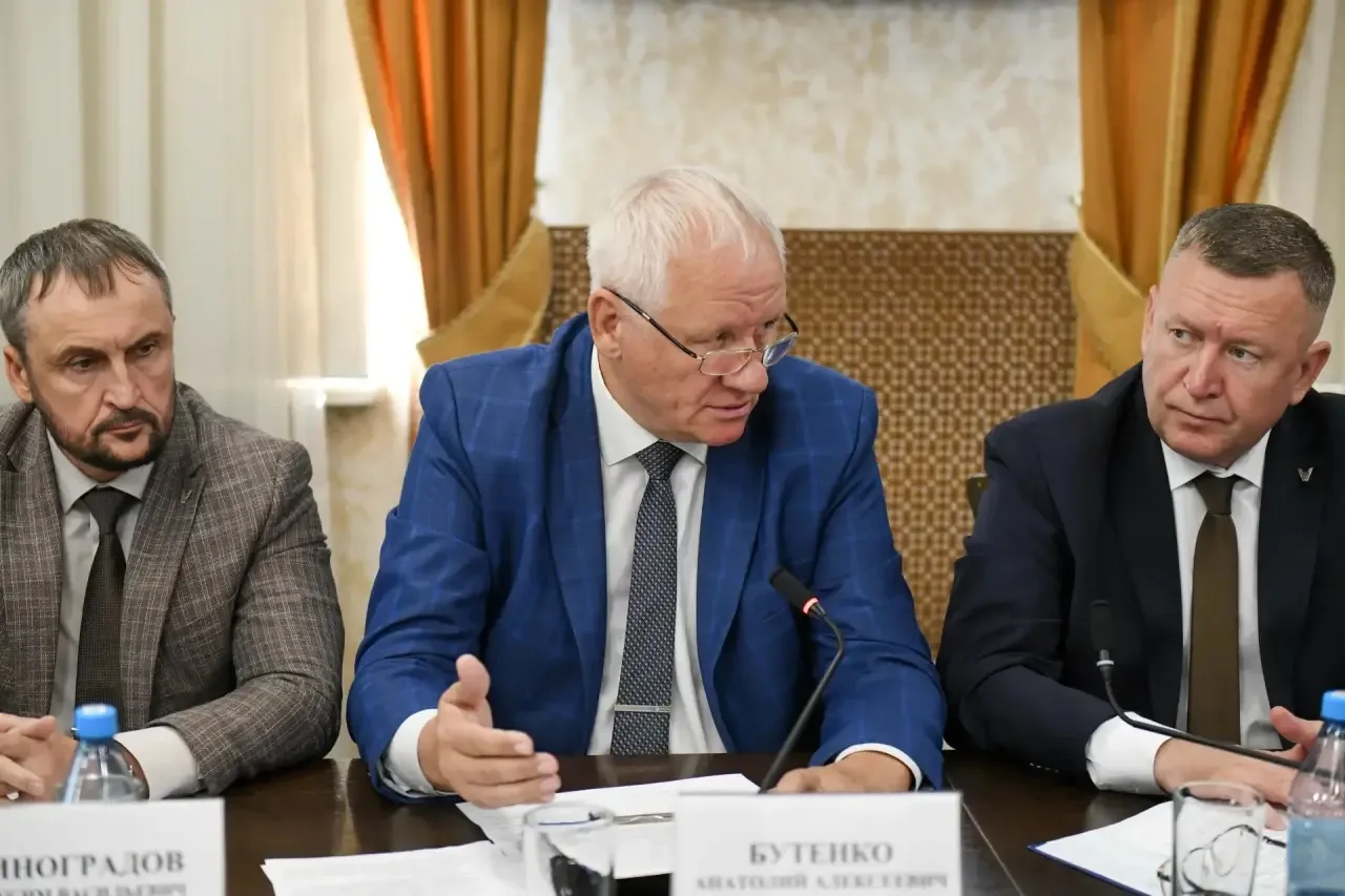 Министр образования и науки Хакасии Анатолий Бутенко доложил о готовности системы образ...