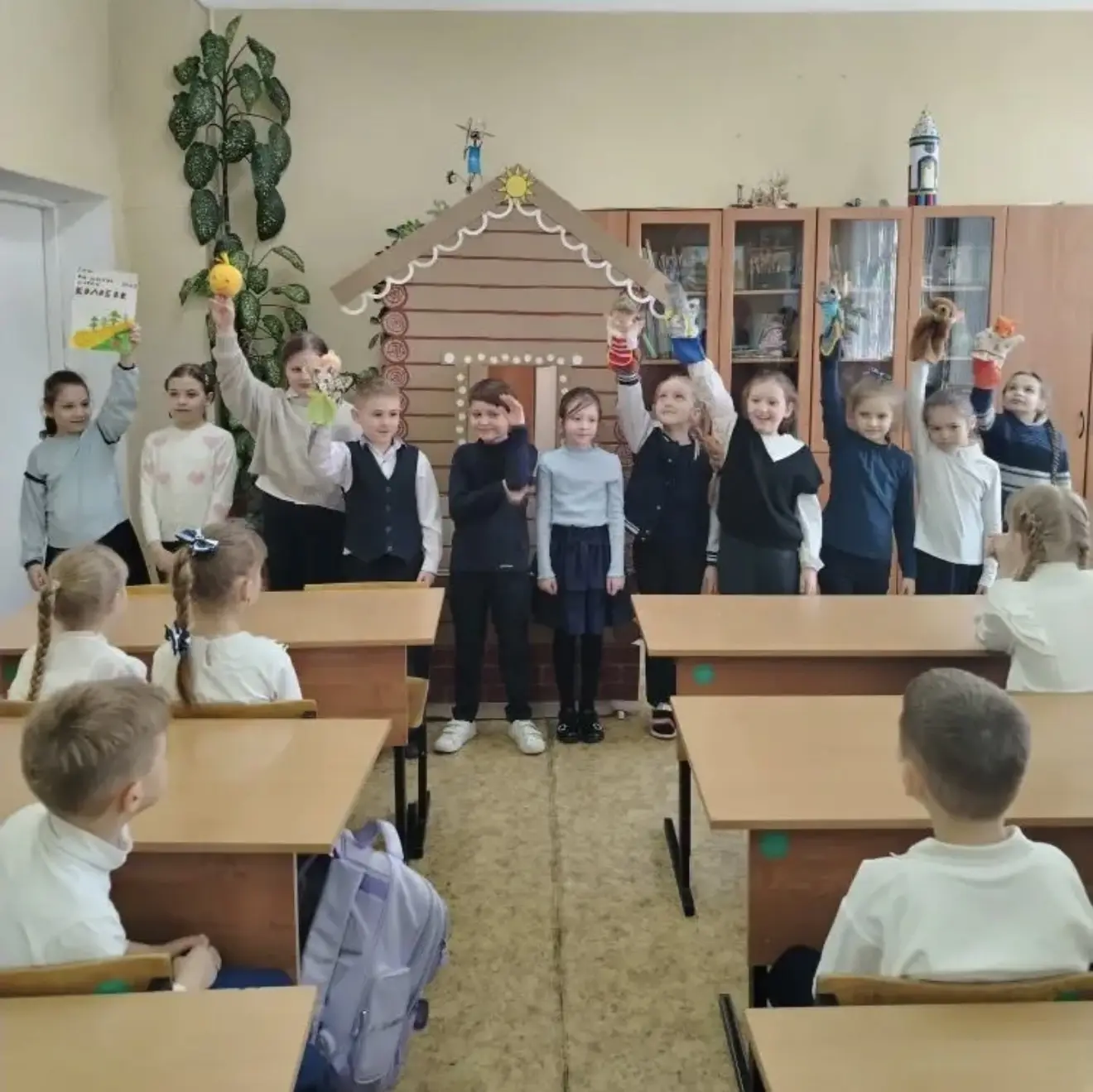 В 3 «Э» классе состоялось праздничное мероприятие, посвящённое Дню театра. Ученики подготовили для п