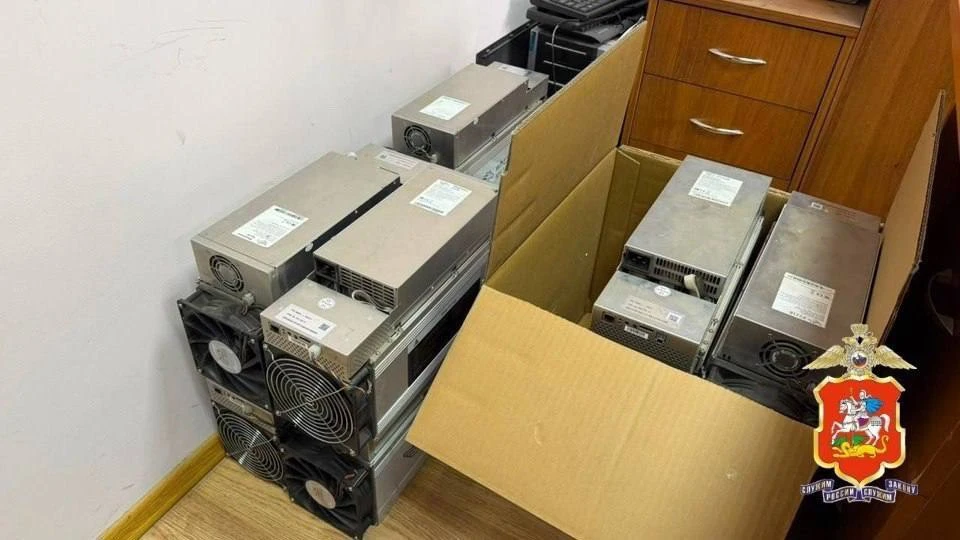 В Химках мужчина устроил криптоферму в чужом гараже и похитил электричества на 1 млн ру...