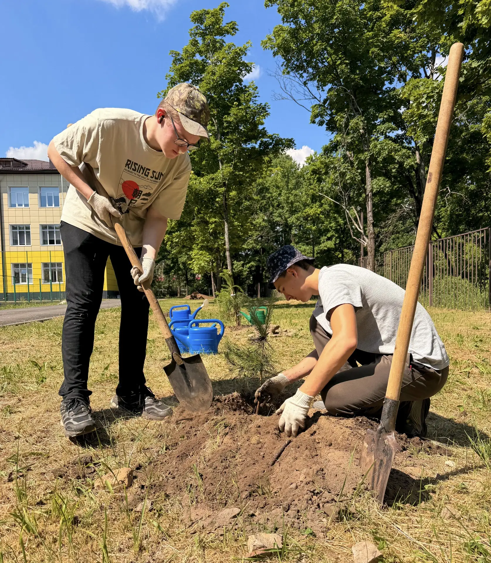 Мы за чистоту и красоту🌿

Наши ребята постарались на славу и привели в порядок пришкольную территор