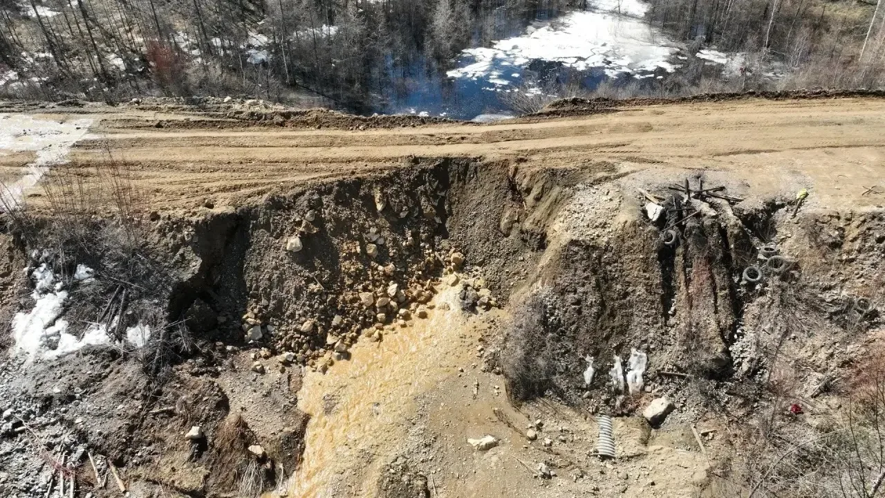 ⚡️ В Тындинском муниципальном округе дорожники оперативно восстановили проезд на 78 км региональной 