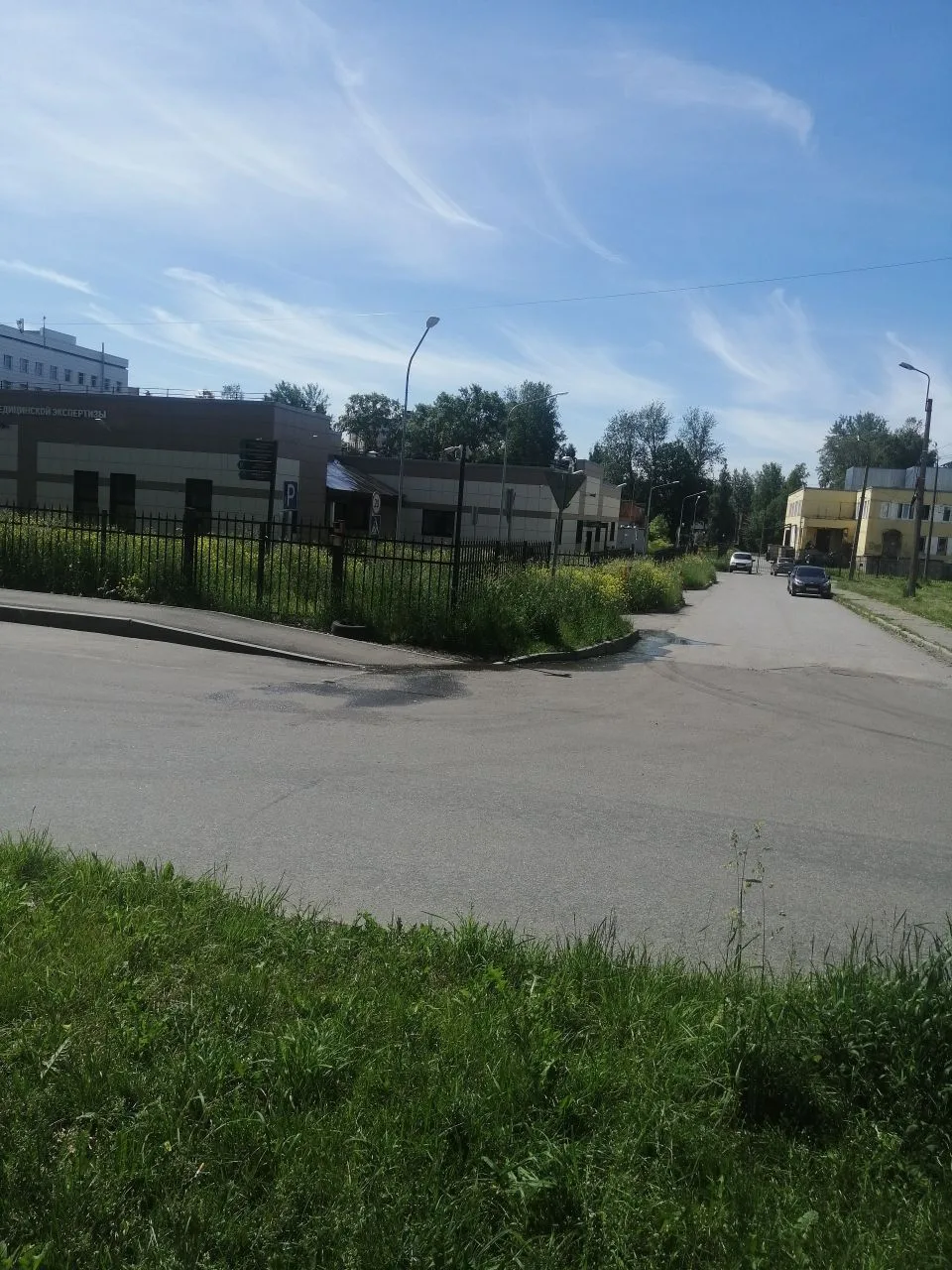 В течении недели у морга из асфальта вытекает вода