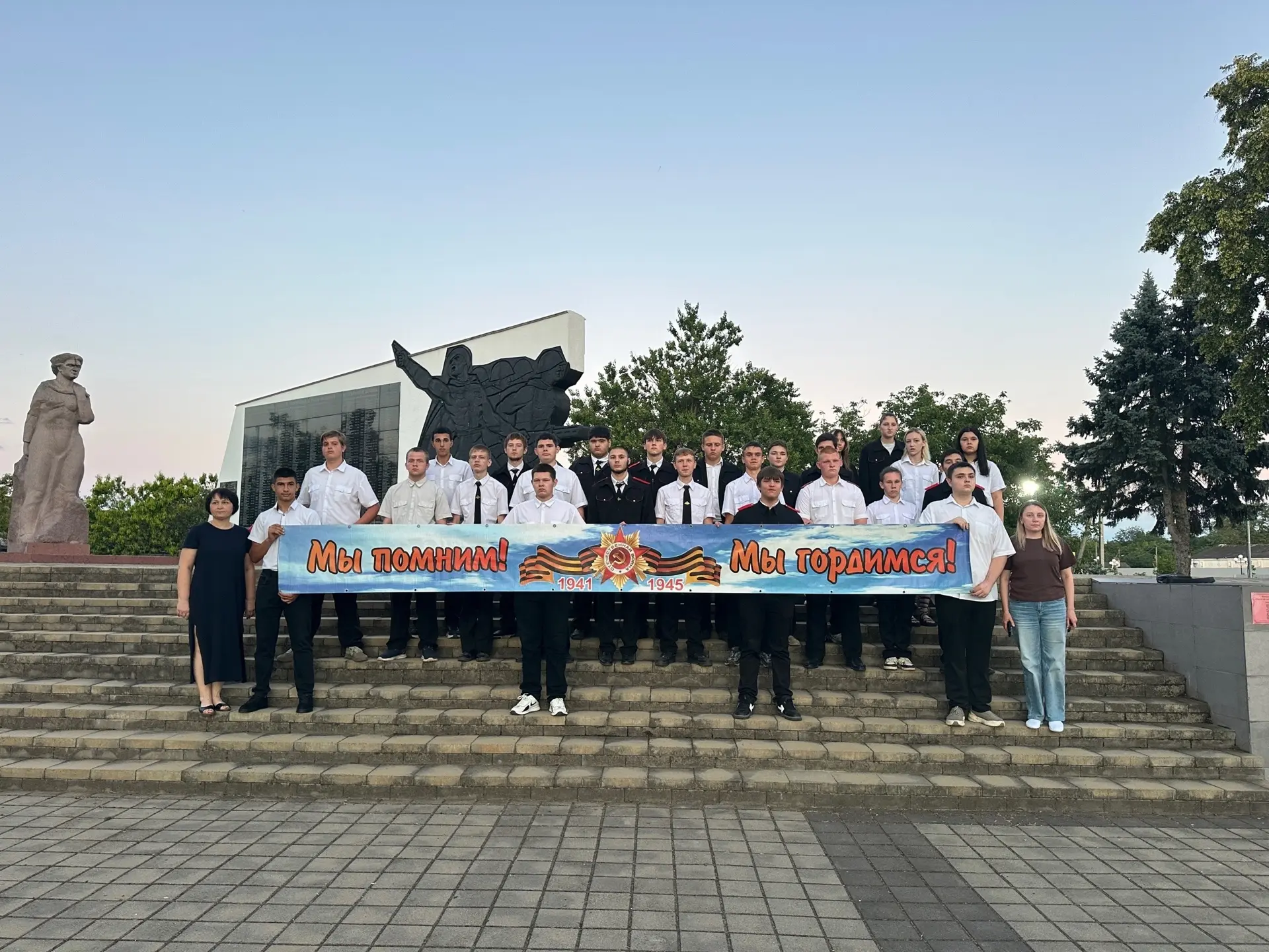 Казачата Кореновского автомеханического техникума приняли участие в акции «Свеча памяти» 🕯️ 

В пре