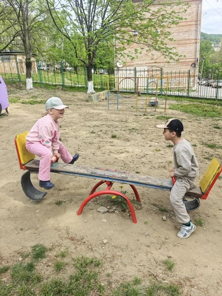 Раздаётся визг и смех,
Привлекает это всех!
На прогулке детский сад,
Прыгать, бегать каждый рад!

Вс