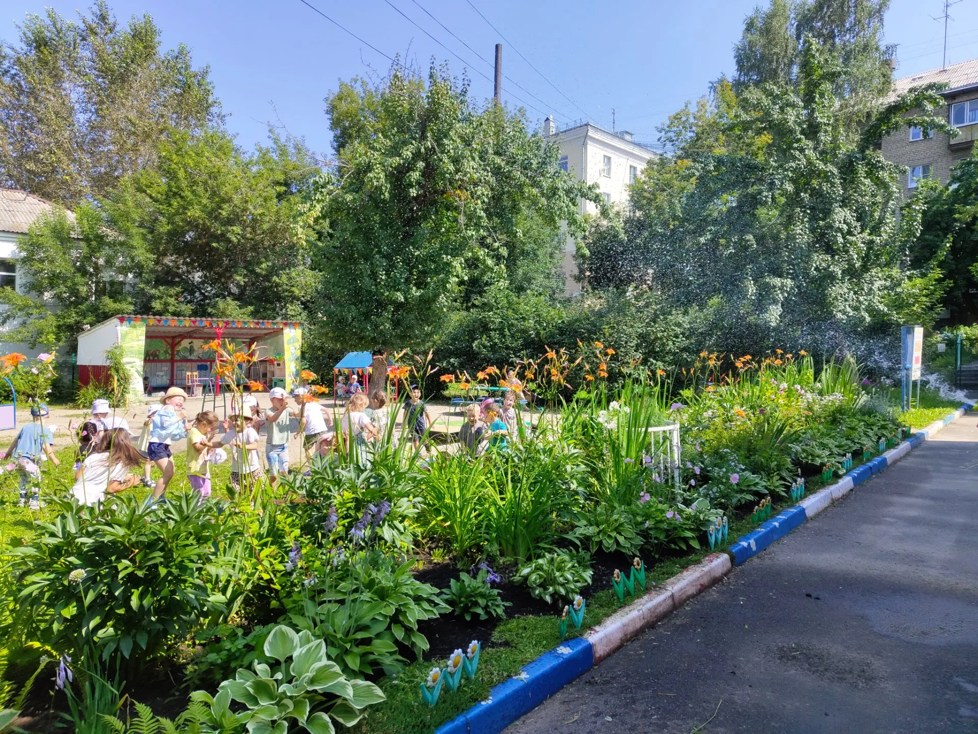 🌞 Лето — это когда счастье измеряется в брызгах! 😄💦

Сегодня наши ребята не просто прятались от ж