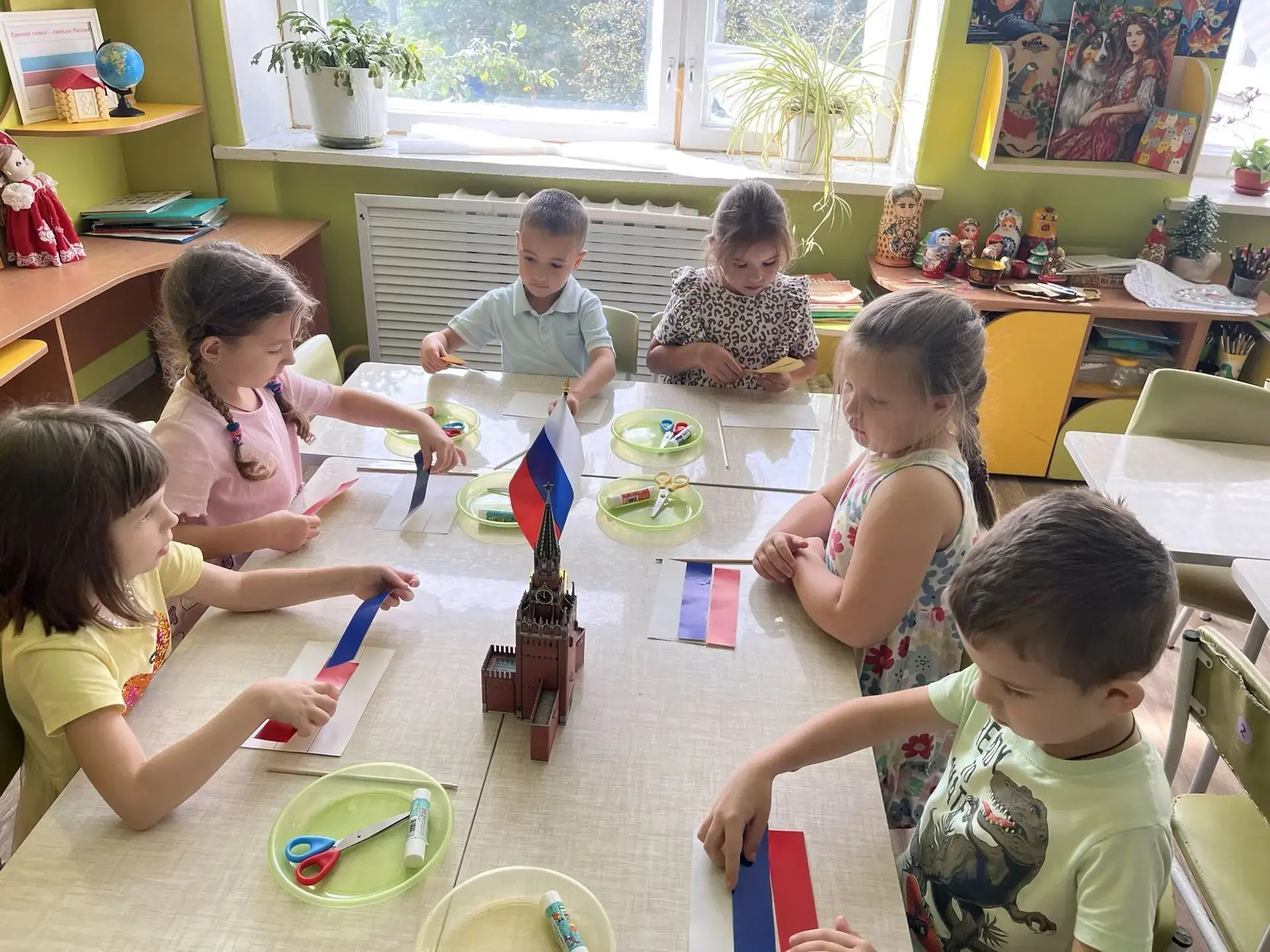 День Государственного флага России в детском саду — это тематическое мероприятие, напра...
