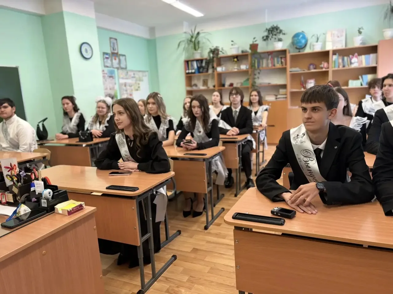 🛎️ Последний звонок   Для наших выпускников прозвучал последний звонок. Это был день, наполненный эм
