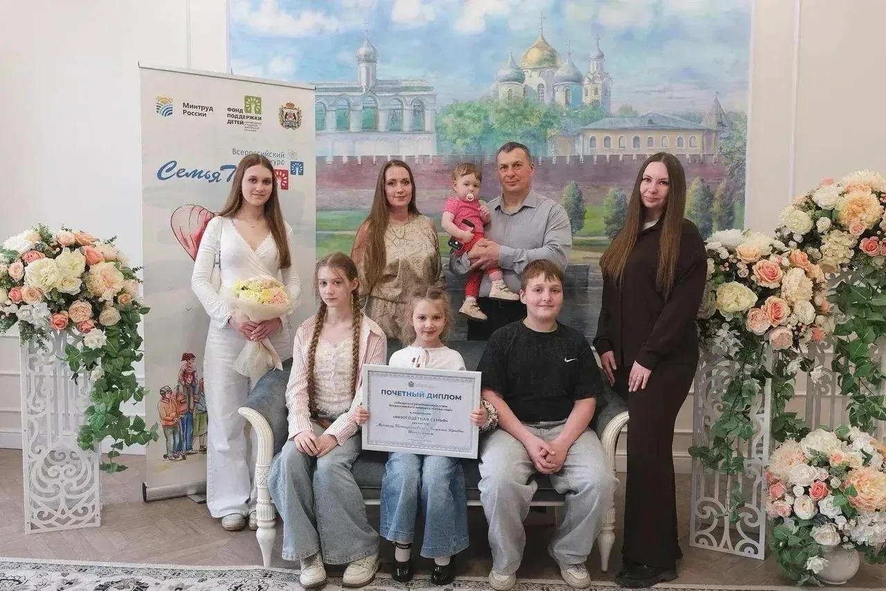 💬 Александр Дронов рассказал о многодетной семье Шемякиных из Пестовского округа

Семья Шемякиных и
