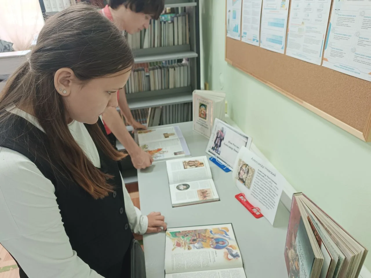 В Шатровской центральной библиотеке оформлена книжная выставка «Александр Невский – имя...