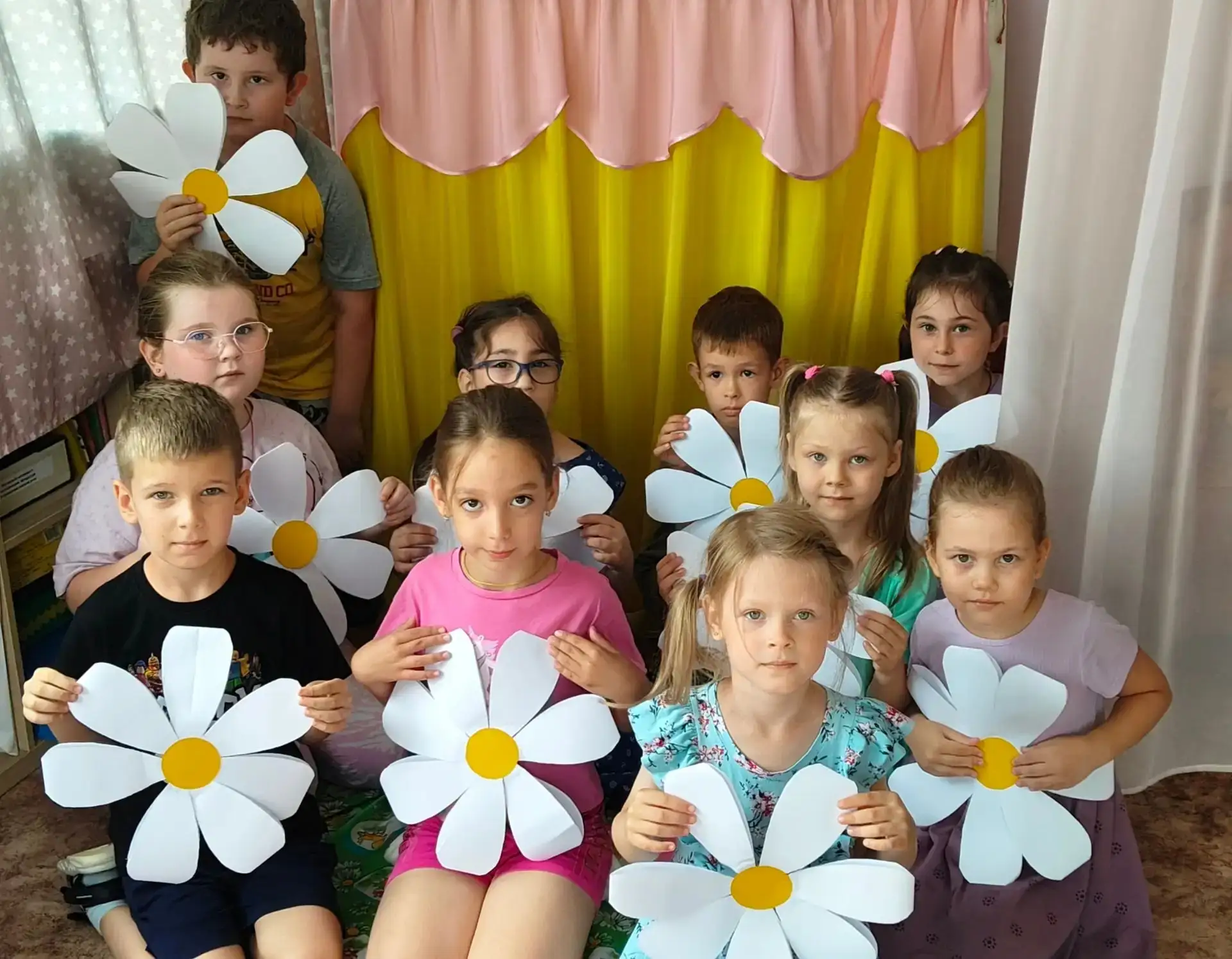 Папа с мамой и не спорят —
Всех главнее в доме я! 
В наших стенах счастья море, 
Потому что мы семья