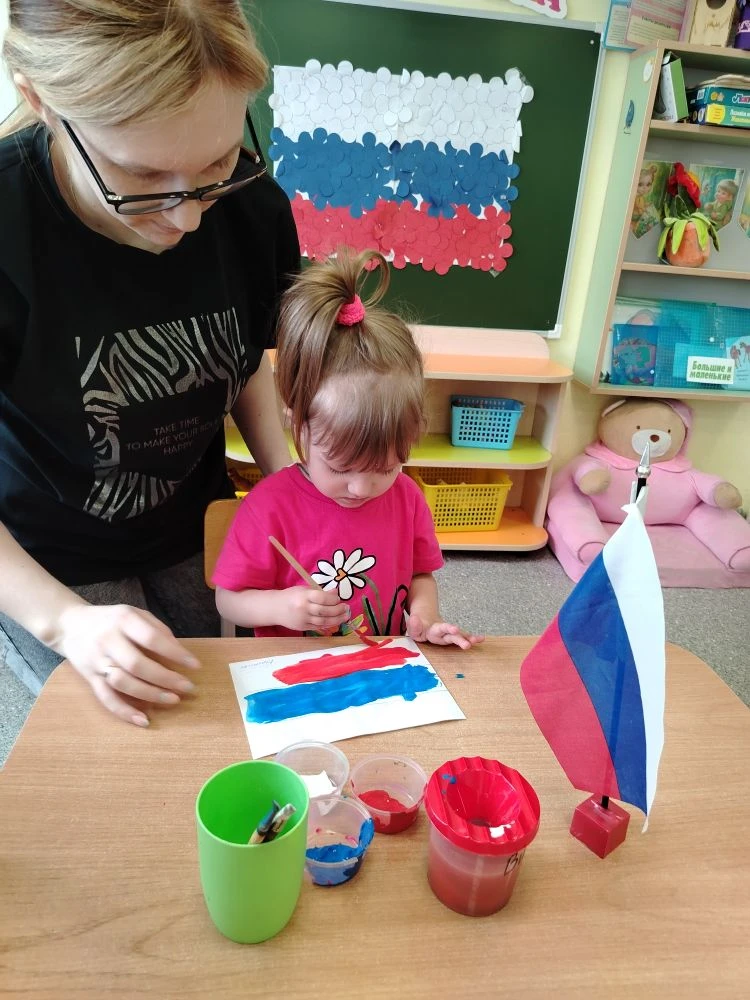 🎨 Творческий день в младшей группе: рисуем флаг России

В нашей младшей группе прошло увлекательное