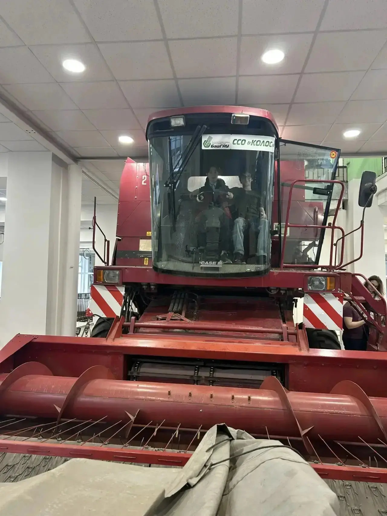 🚜🌱 10Б в Аграрном: от симулятора комбайна до клонирования растений!  9 апреля наш 10Б класс с голово