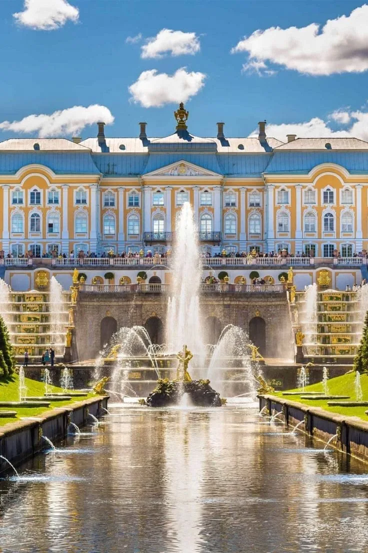 Почему в русских дворцах почти не было коридоров 🇷🇺

Во многих старинных русских дворцах комнаты р