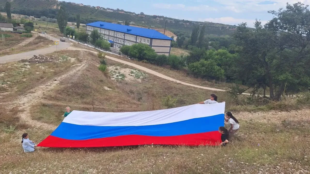 🇷🇺 В школах Новолакского района отметили День Государственного флага Российской Федер...