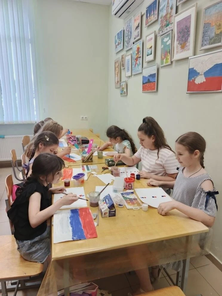 🇷🇺🇷🇺🇷🇺 В преддверии Дня России в творческих объединениях «Художник» и «Юные художники» прошли 