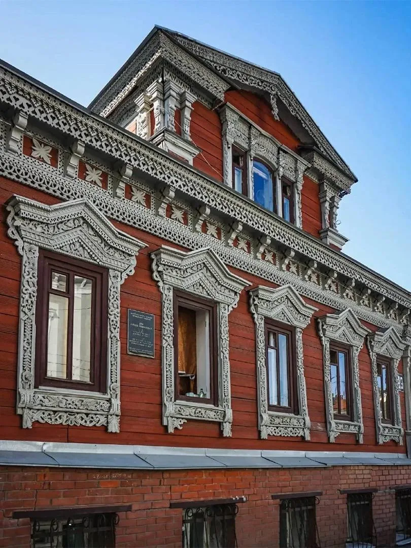 Дом купцов Лошкарёвых в Нижнем Новгороде 

• Особняк с узорчатыми наличниками, декорированный резьбо