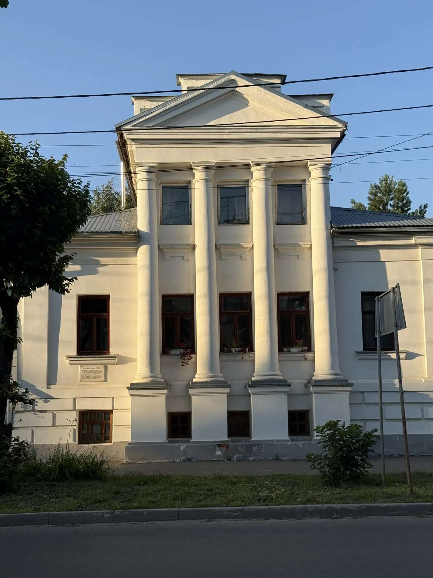 Архитектура родной Костромы удивляет. На Островского такие красивые дома!