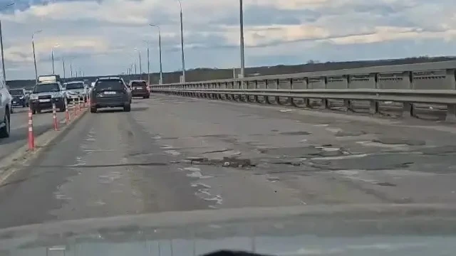 РЕМОНТ МОСТА ЧЕРЕЗ ОКУ С ПОМОЩЬЮ ПЫЛЕСОСА? РЯЗАНЦЫ В ШОКЕ!  На майских праздниках многие жители Ряза