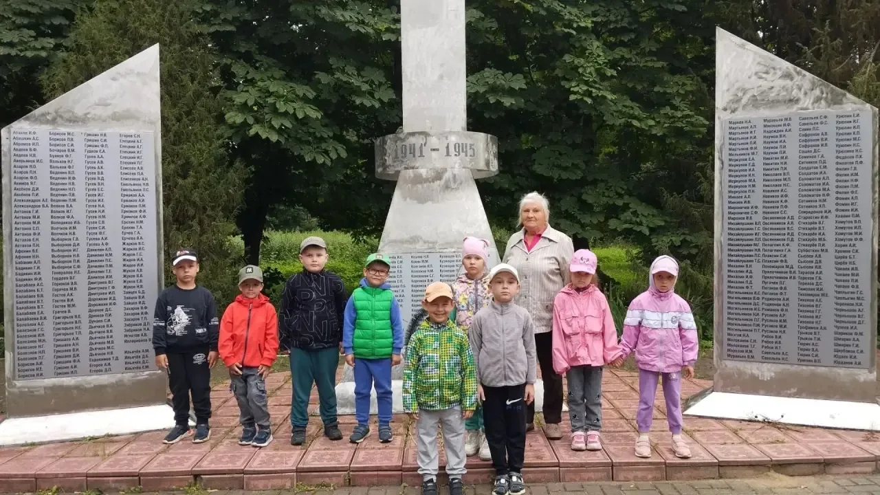 Пешком по малой родине вместе с педагогом Татьяной Павловной Хозяиновой отправились дети старшей гру