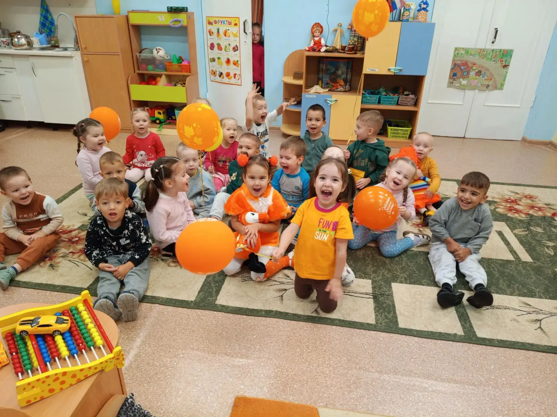 Сегодня у нас в детском саду началась Рыжая неделя, ребята весело играли с личичкой, та...