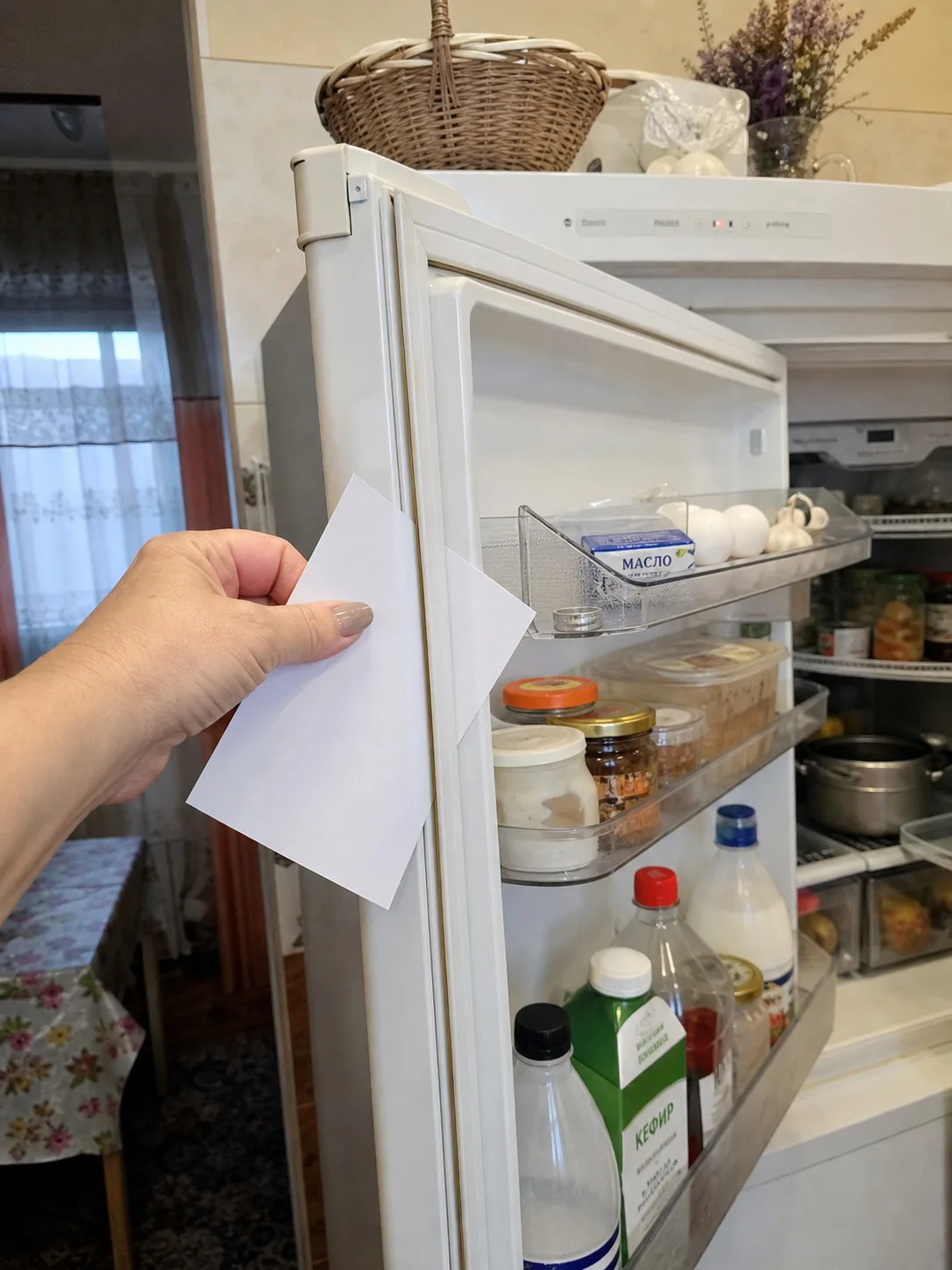 ХОЛОДИЛЬНИК ГУДИТ БЕЗ ОСТАНОВКИ И НАМАТЫВАЕТ СВЕТ? ПРОВЕРЬТЕ ЭТУ ОДНУ ВЕЩЬ, ПОКА НЕ ВЫЗВАЛИ МАСТЕРА
