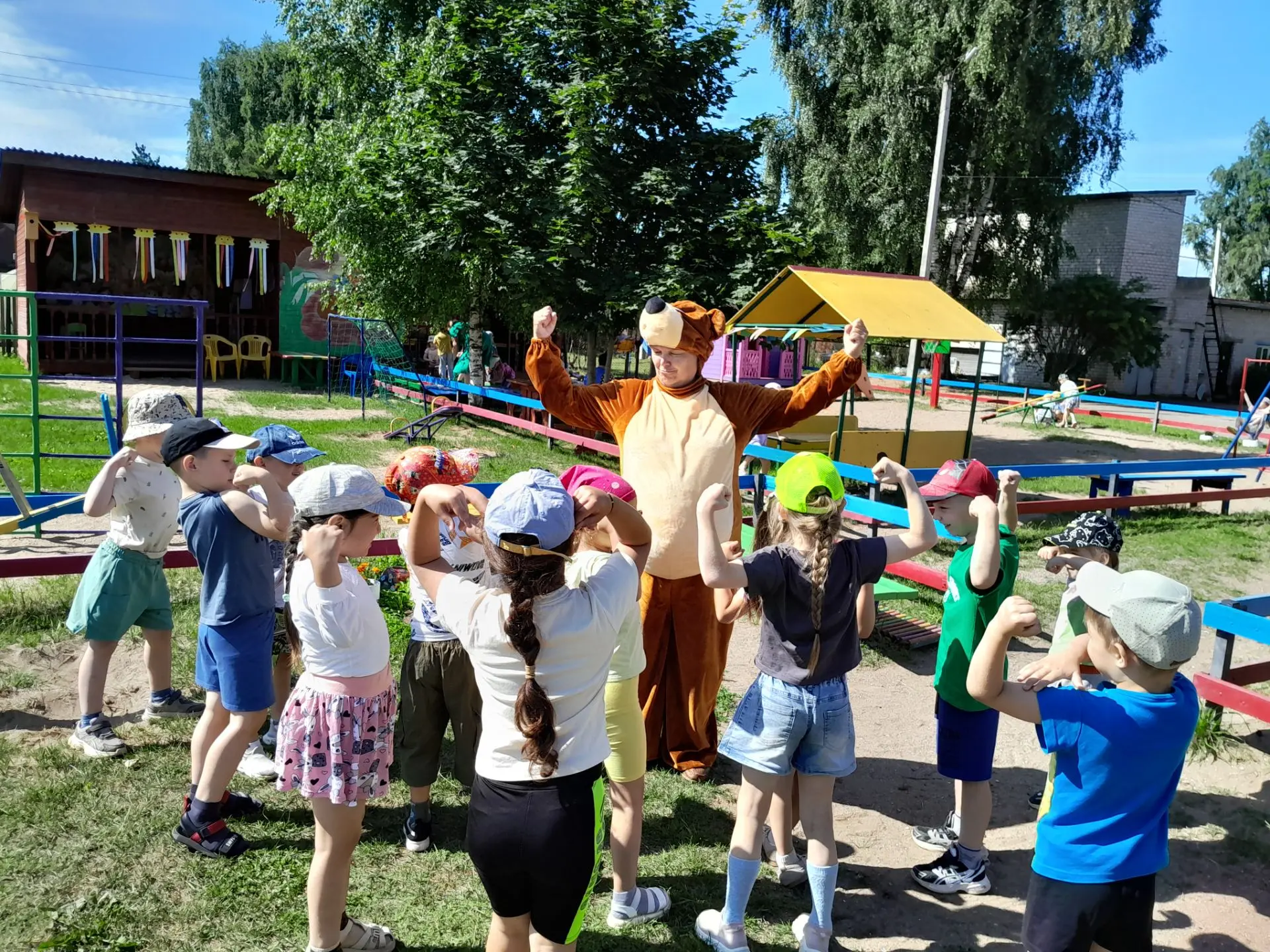 Сегодня к ребятам в гости пришёл весёлый Мишка.🧸 Он решил проверить, как дети отдыхают...
