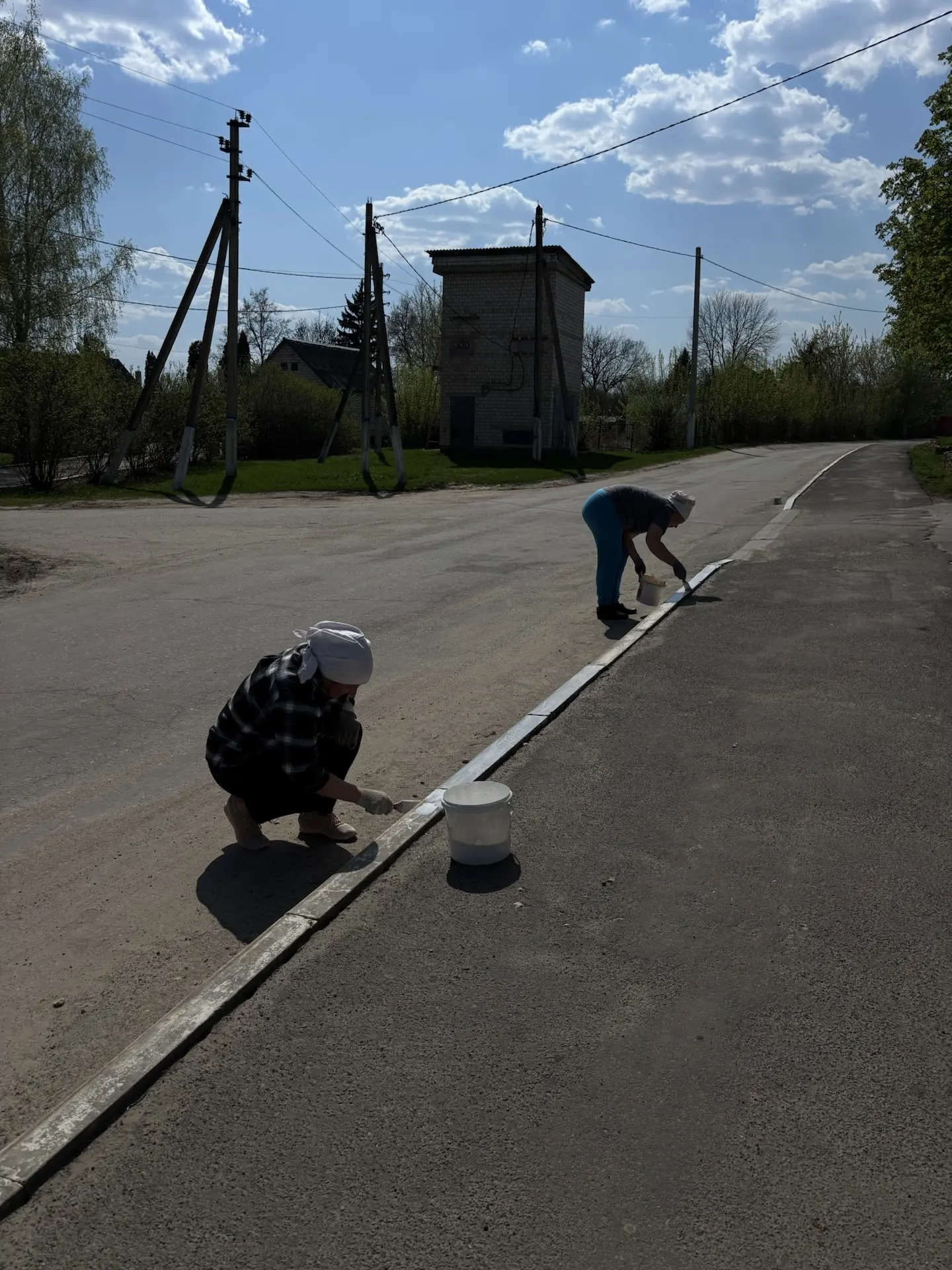 Субботник продолжается: в РДК взялись за бордюры!
