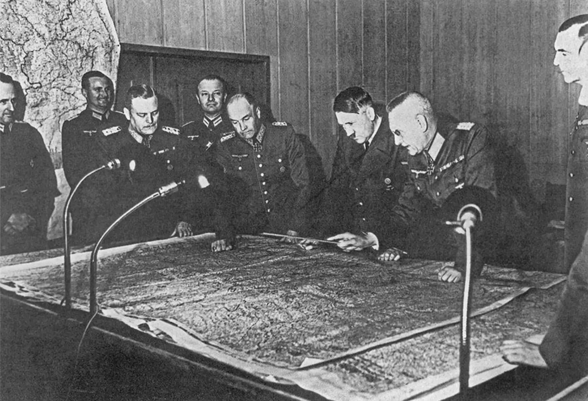 В этот день 85 лет назад (1941 г.) Гитлер провел 5-часовое совещание о том, как делить ...