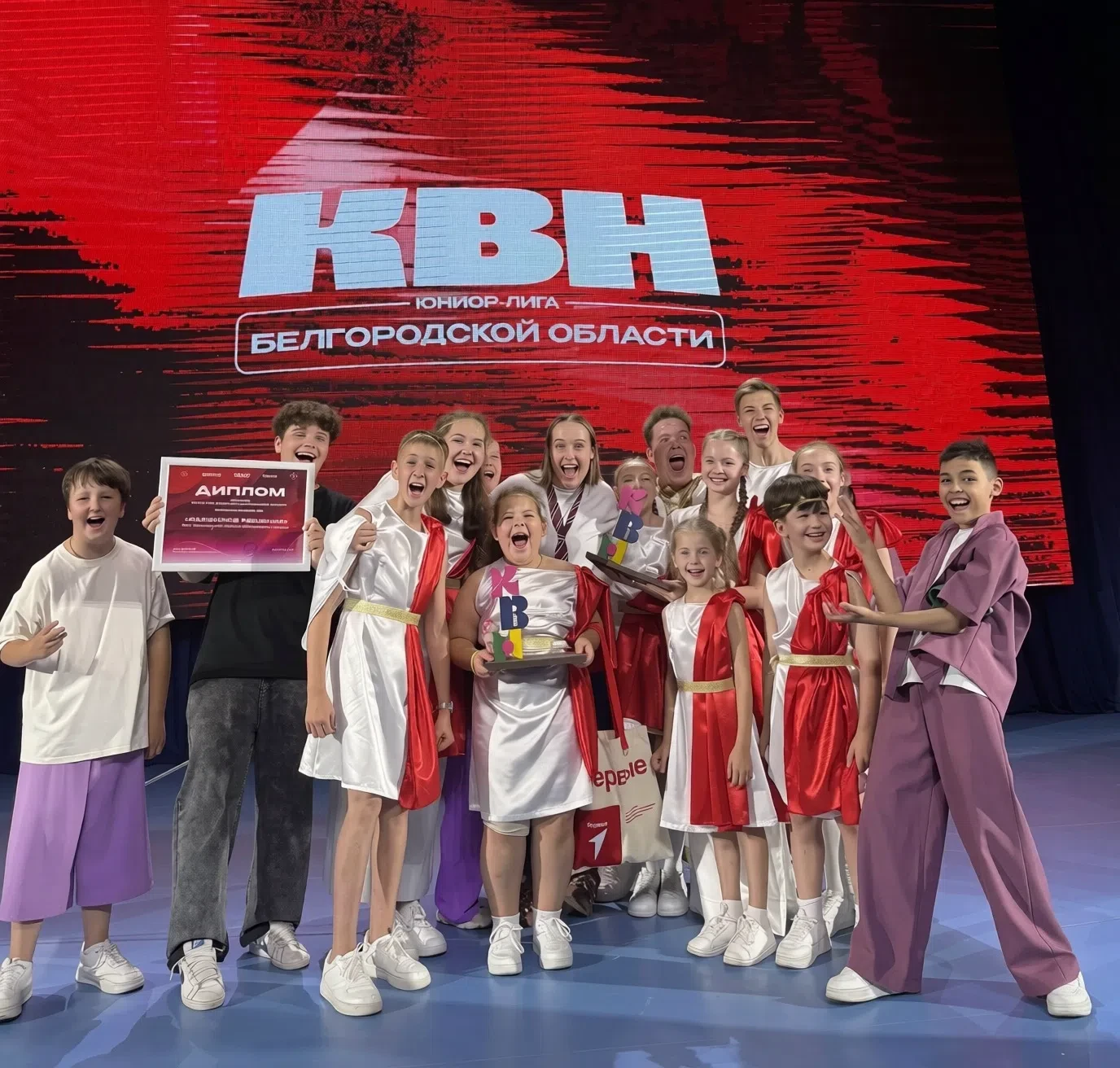 🏆 Команда из Разумного стала победителем финала Областной Юниор-Лиги КВН Белгородской ...