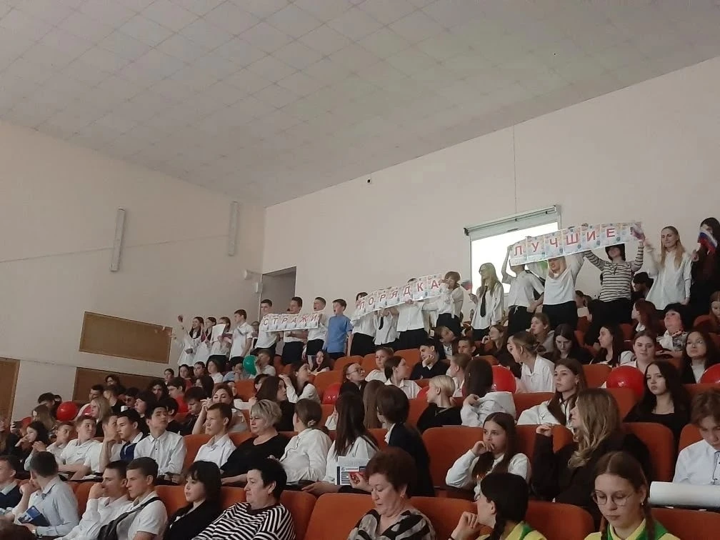 📸 Фоторепортаж «В объективе битва профессий»  Фанфары, аплодисменты, волнение перед выходом на сцену