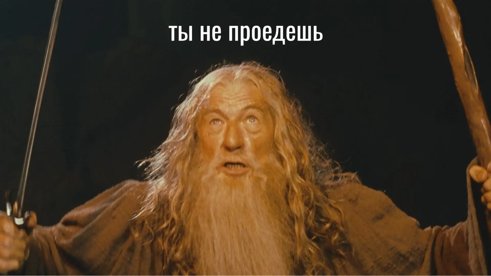 Жители Балткосы выкопали у дюн рвы, чтобы не пускать туристов на машинах. 

Во время массового наплы