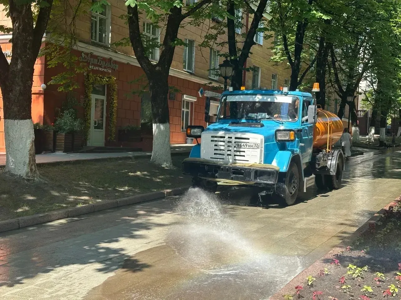 💦 Брянские улицы приводят в порядок без перерывов — коммунальная техника работает днем и ночью во в