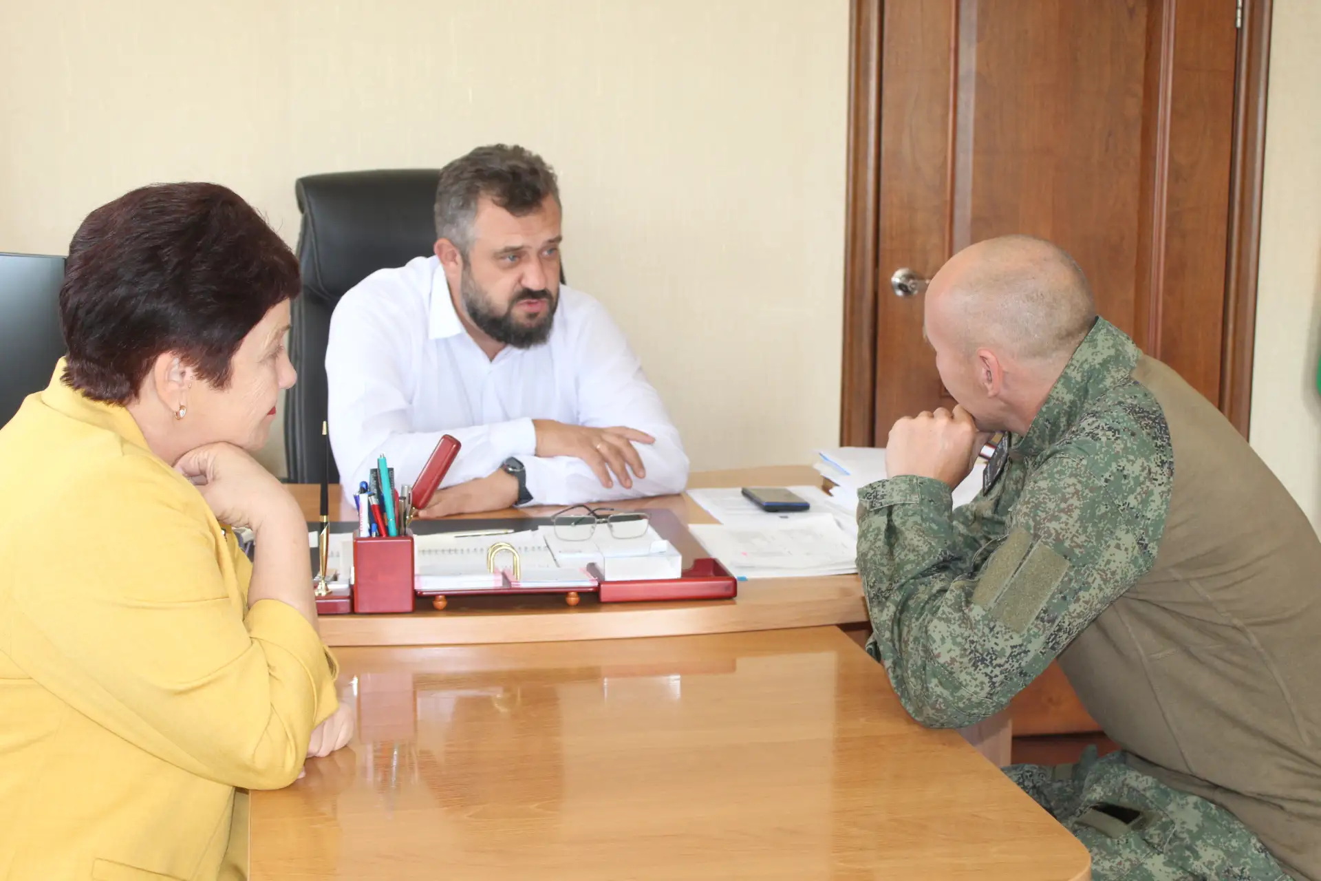 🇷🇺 Встреча с защитником: глава округа пообщался с военнослужащим в отпуске