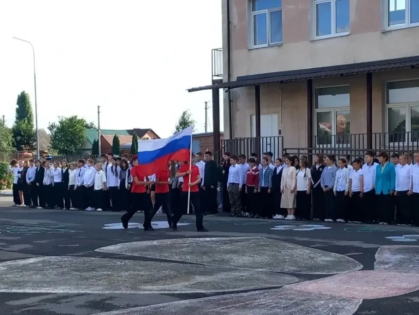 🇷🇺Утро понедельника в школе началось с торжественной линейки — традиционно подняли Фл...