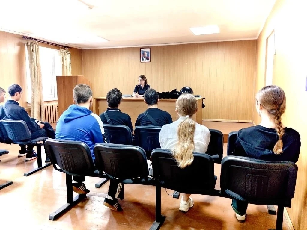 🚔Учащиеся МБОУ «Краснохолмская СОШ № 1» познакомились с работой органов внутренних дел 
 
👮🏻‍♀️Го