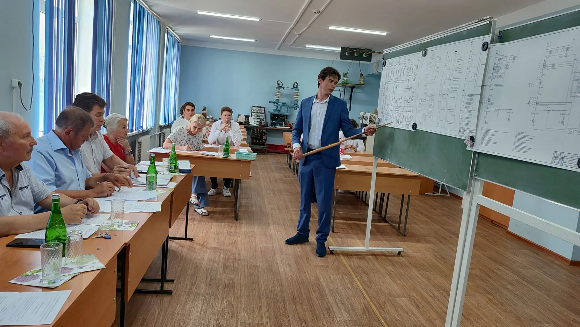 Поздравляем студентов группы 512 и классного руководителя О.П. Никитенко с успешной защитой дипломны