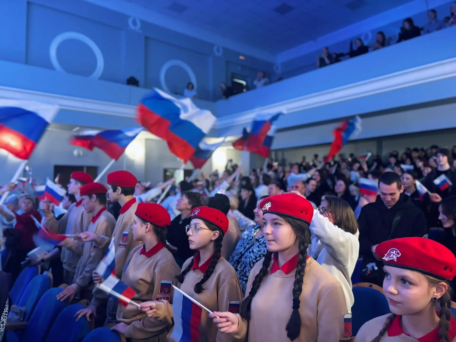 🇷🇺18 марта участники движения "Юнармия" МОУ "СОШ № 2" г. Всеволожска посетили праздничный концерт, п