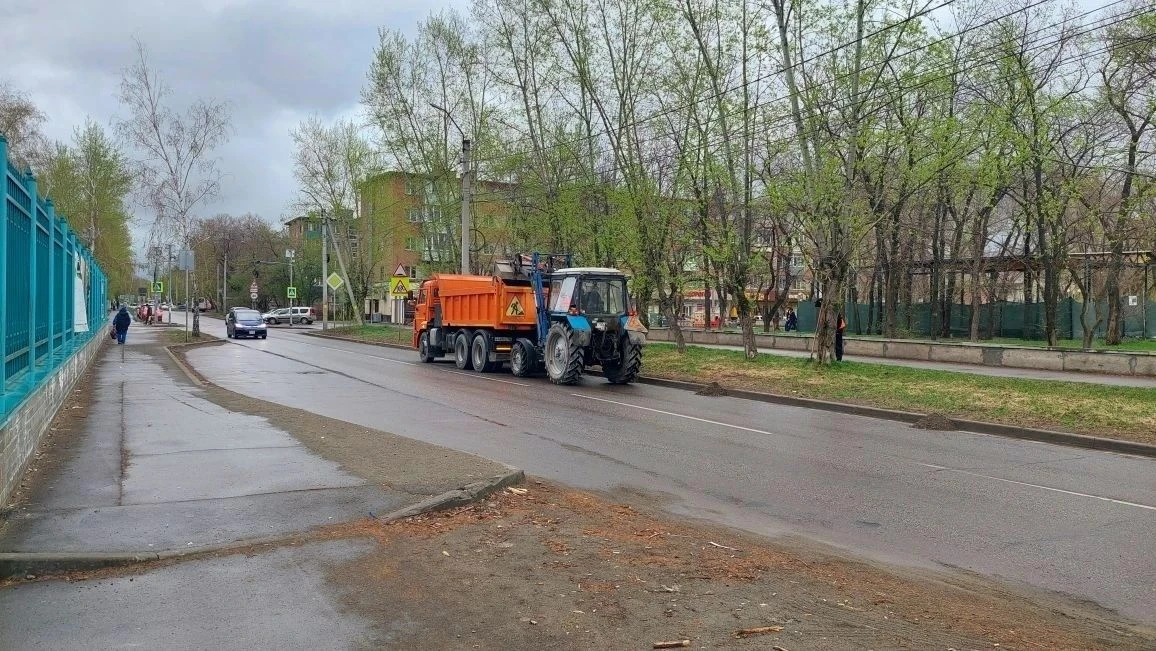 Коммунальные службы продолжают работы по содержанию дорог и благоустройству городских территорий ⁣ 🚜