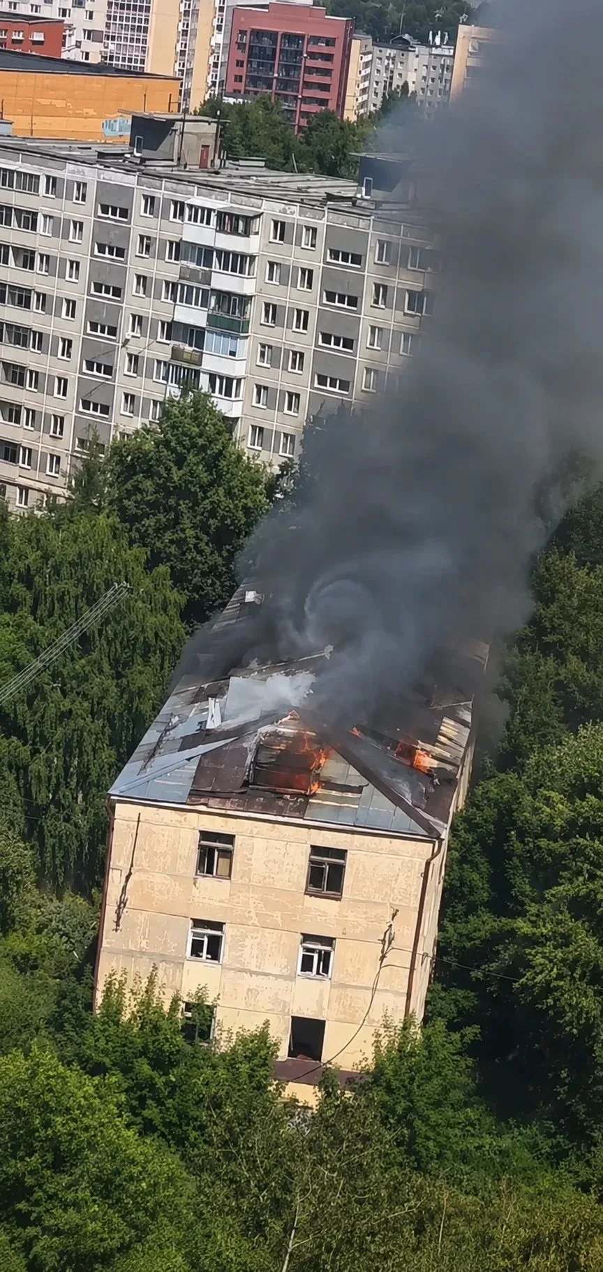После атаки на Пермь в Мотовилихе загорелся заброшенный дом.... Возможно из за обломков...