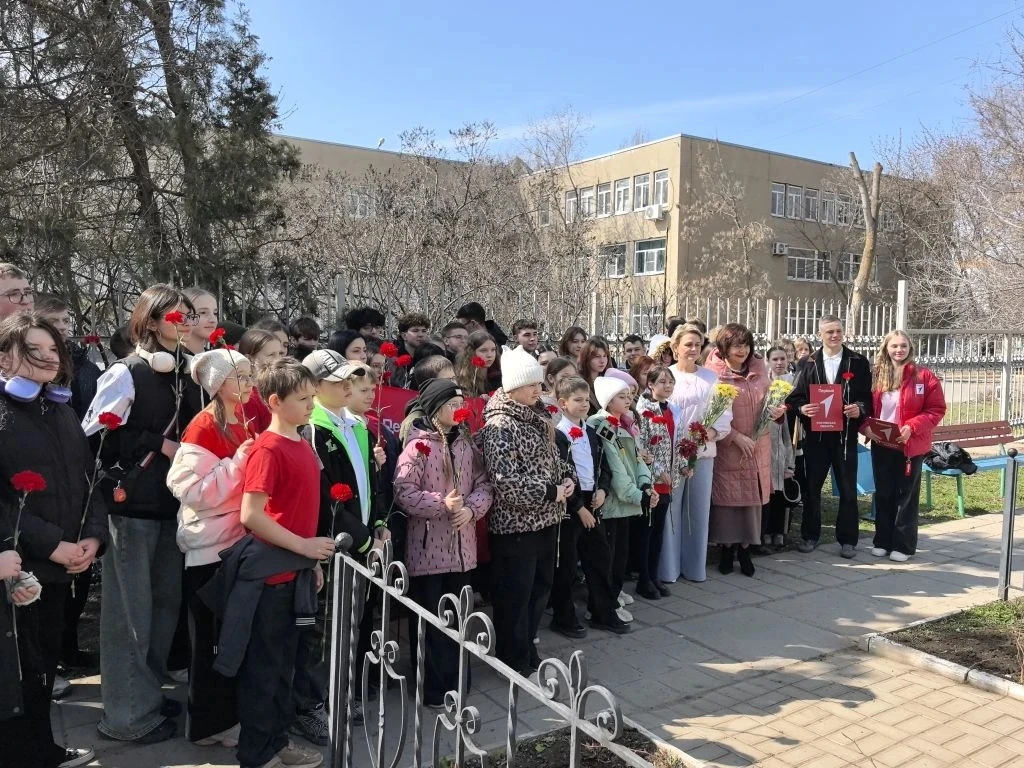Память жива: наведение порядка у памятного знака героям-землякам. Сегодня, 23 марта, благодаря иници