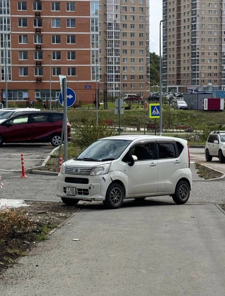 #паркококовщик на минуточку примастрячил пернатую жопку на заезде к Сочинской 15 у трот...