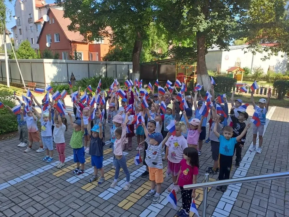 В преддверии главного государственного праздника августа в нашем детском саду был орган...