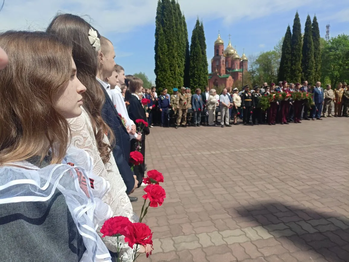 С Днём Победы!⭐Наследники Победы, обучающиеся 10 класса, вместе с советником директора ...