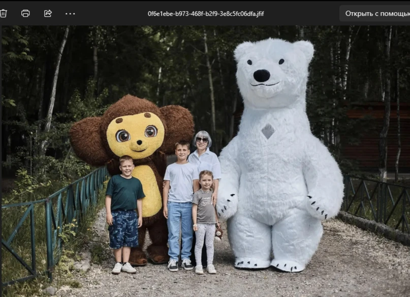 «Счастливы вместе» — именно так называется фотовыставка, которая открылась в нашей школ...